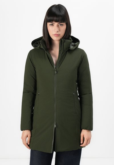 Doudoune vert olive avec capuche, fermeture éclair à l'avant, poches latérales et tissu texturé. Coupe ajustée avec un design sans couture.