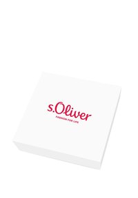Scatola regalo bianca con una superficie liscia, caratterizzata da un logo rosso che reca la scritta "s.Oliver" e la frase "FASHION FOR LIFE" in un font moderno.