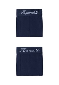 Twee opgevouwen donkerblauwe boxershorts met elastische taillebanden waarop 'Façonnable' in wit schrift staat.