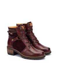 Botas de tobillo de cuero marrón con acentos de ante, punta redonda, diseño de cordones, collar acolchado y tacón cuadrado. Suela texturizada para mayor agarre.