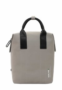 Graue wasserdichte Tasche mit schwarzen Griffen, vertikalen weißen Nähten und einem Logo-Akzent. Kompakte quadratische Form mit einem eleganten Design.