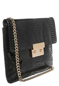 Pochette noire effet peau de serpent avec fermeture à tourniquet dorée et bandoulière chaîne assortie.