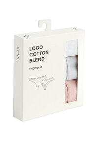 Driepack van katoenen slipjes in lichtroze, wit en lichtblauw. De doos heeft een uitsparing en illustraties van de slipjes.