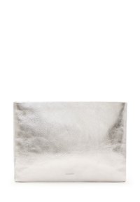 Zilveren leren clutch, rechthoekige vorm, gestructureerd oppervlak met een gekreukt uiterlijk, subtiele merklogo aan de onderkant.
