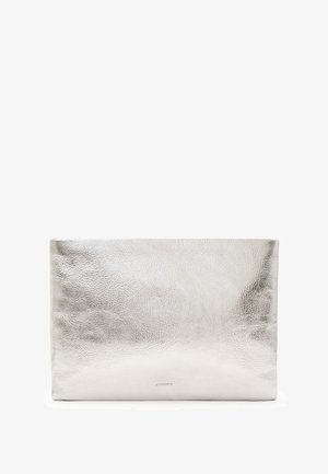 Hopea nahkainen iltalaukku, suorakaiteen muotoinen, teksturoitu pinta, rypistyneellä pinnalla, hienovarainen brändilogo pohjassa.