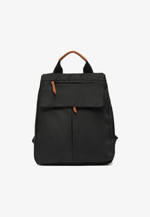 Zwarte rugzak van duurzaam materiaal, met een voorflapzak, leren accenten en twee stevige schouderbanden. Minimalistisch ontwerp.