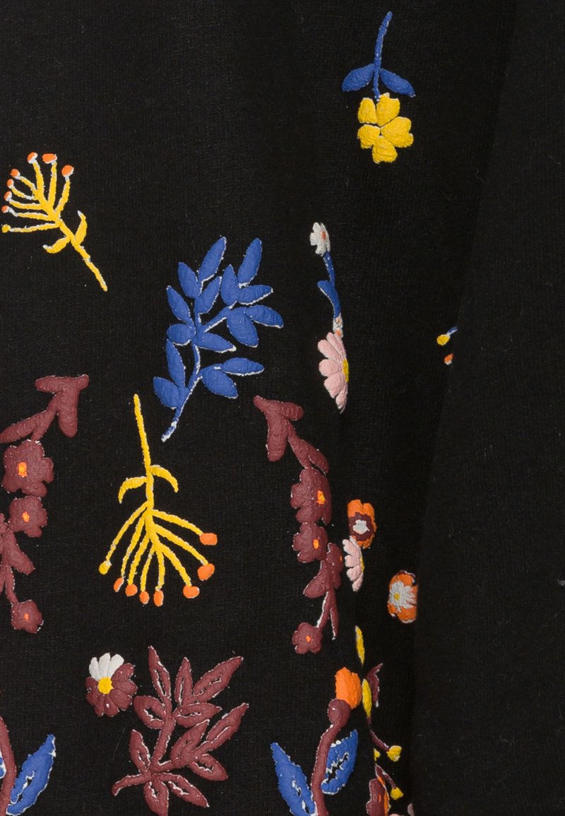 Zwarte stof met kleurrijke bloemenborduursels in geel, blauw, roze en bordeauxrood. Kenmerkt zich door gedetailleerde bladeren en bloemmotieven.