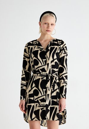 Abito camicia con maniche lunghe, in tessuto a fantasia nera e beige, con scollatura a V e dettaglio in vita con cintura annodata. Presenta forme astratte e una vestibilità comoda.