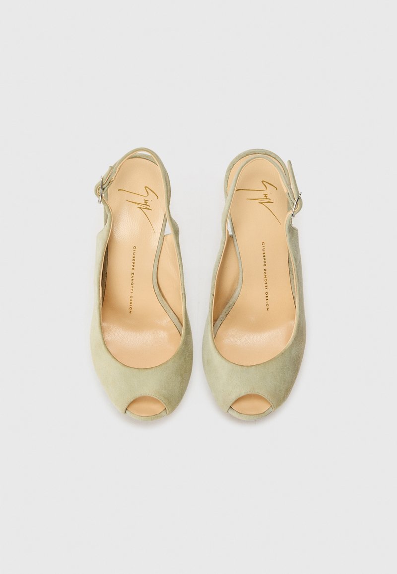 Hellgrüne Veloursleder-Slingback-Schuhe mit offenem Zeh, verstellbarem Schnallenverschluss und glattem Lederfutter. Minimalistisches Design mit runder Form.