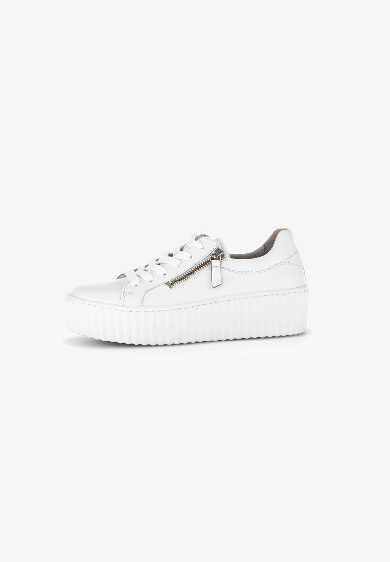 Weiße Plattform-Sneaker mit einem glatten Leder-Obermaterial, runder Zehenform, auffälliger Schnürung und einem metallischen Reißverschlussdetail an der Seite. Texturierte Sohle.