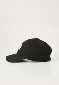 Zwarte baseballpet met een gebogen klep, geborduurd roze ontwerp aan de voorkant, textuurstof en een verstelbare band aan de achterkant.