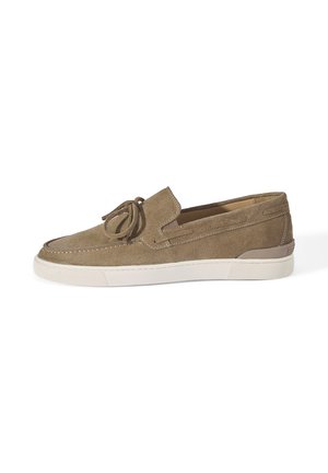 Hellbrauner Veloursleder-Slipper mit weißer Gummisohle und gebundenem Schnürdetail oben, Seitenansicht vor weißem Hintergrund.