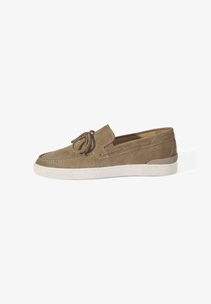Hellbrauner Veloursleder-Slipper mit weißer Gummisohle und gebundenem Schnürdetail oben, Seitenansicht vor weißem Hintergrund.