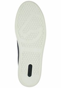 Semelle en caoutchouc blanche avec un motif hexagonal et un logo central. Le côté est en tissu bleu marine, avec des bords arrondis et un design bas.