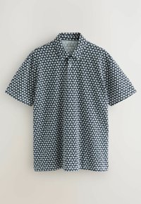 Košile s krátkým rukávem z tmavě modré látky s bílým vzorem ve tvaru listů, s límcem na knoflíky a rovnými lemy. Texturovaný, lehký materiál.