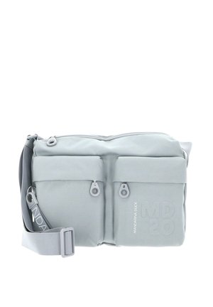 Sac bandoulière gris clair en tissu texturé, doté de deux poches zippées à l'avant, d'une sangle réglable et d'un logo embossé.