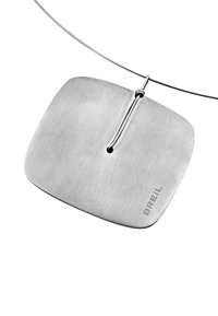 Stříbrný náhrdelník s přívěskem s kartáčovaným povrchem, obdélníkovým tvarem, centrálním otvorem a logem umístěným vpravo dole. Flexibilní kovový límec.
