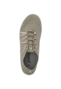 Hellbraune Netzschuhe mit elastischem Schnürsystem, Gummisohle und abgerundeter Zehenpartie. Die Seite zeigt das Markenlogo in hellgrau.