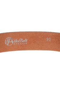 Bruine leren riem met een gladde textuur, gedeboste logo "at theBelt ATELIER" en maat "90" in zilveren letters.
