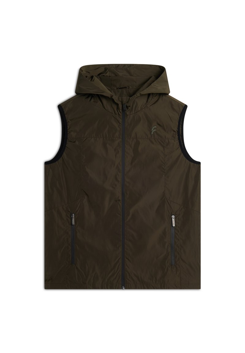 Gilet senza maniche color verde oliva con cappuccio, dotato di chiusura lampo frontale e tasche laterali, realizzato in un materiale liscio e leggero con bordi neri a contrasto.