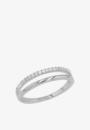 Anillo de plata con diseño partido, que presenta una banda adornada con pequeños diamantes redondos y otra banda lisa y pulida.