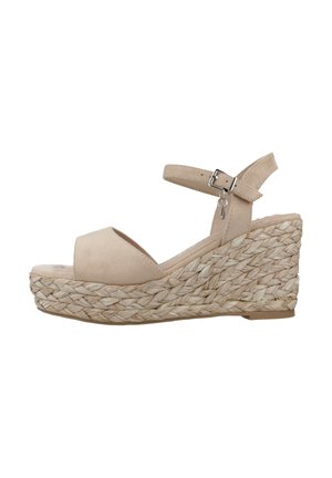Sandalias de cuña color beige con tacón de yute trenzado, parte superior de ante, diseño de punta abierta, correa en el tobillo con hebilla plateada y suela texturizada.