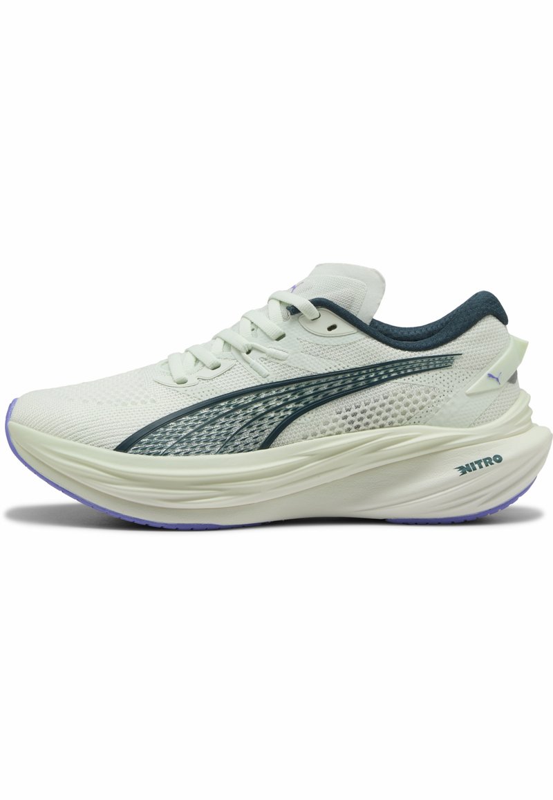 Scarpa da corsa bianca con tomaia in mesh testurizzato, dettagli in verde scuro e suola spessa viola. Presenta un design aerodinamico e dettagli con logo.