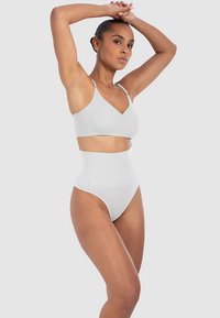 Witte bikinionderbroek met hoge taille en bijpassende bralette met dunne bandjes en gladde stof, vormgegeven met een minimalistisch ontwerp.