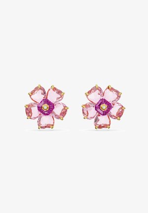 Boucles d'oreilles en forme de fleurs roses ornées de plusieurs pierres précieuses dans des teintes de rose clair et d'un centre violet, montées en métal jaune avec des griffes visibles.