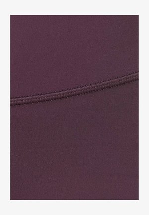 Close-up van donkerpaars stof met een zichtbare naad en strakke, gelijkmatige stiksels.