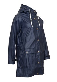 Marinblå vattentät parka med huva, som har gyllene tryckknappar, två framfickor och vita snoddar. Slät, glänsande yta.