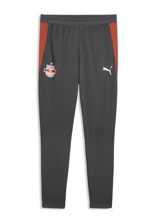 Donkergrijze sportbroek met rode zijpanelen, Red Bull Salzburg-logo op de linker dij en wit Puma-logo op de rechter dij.