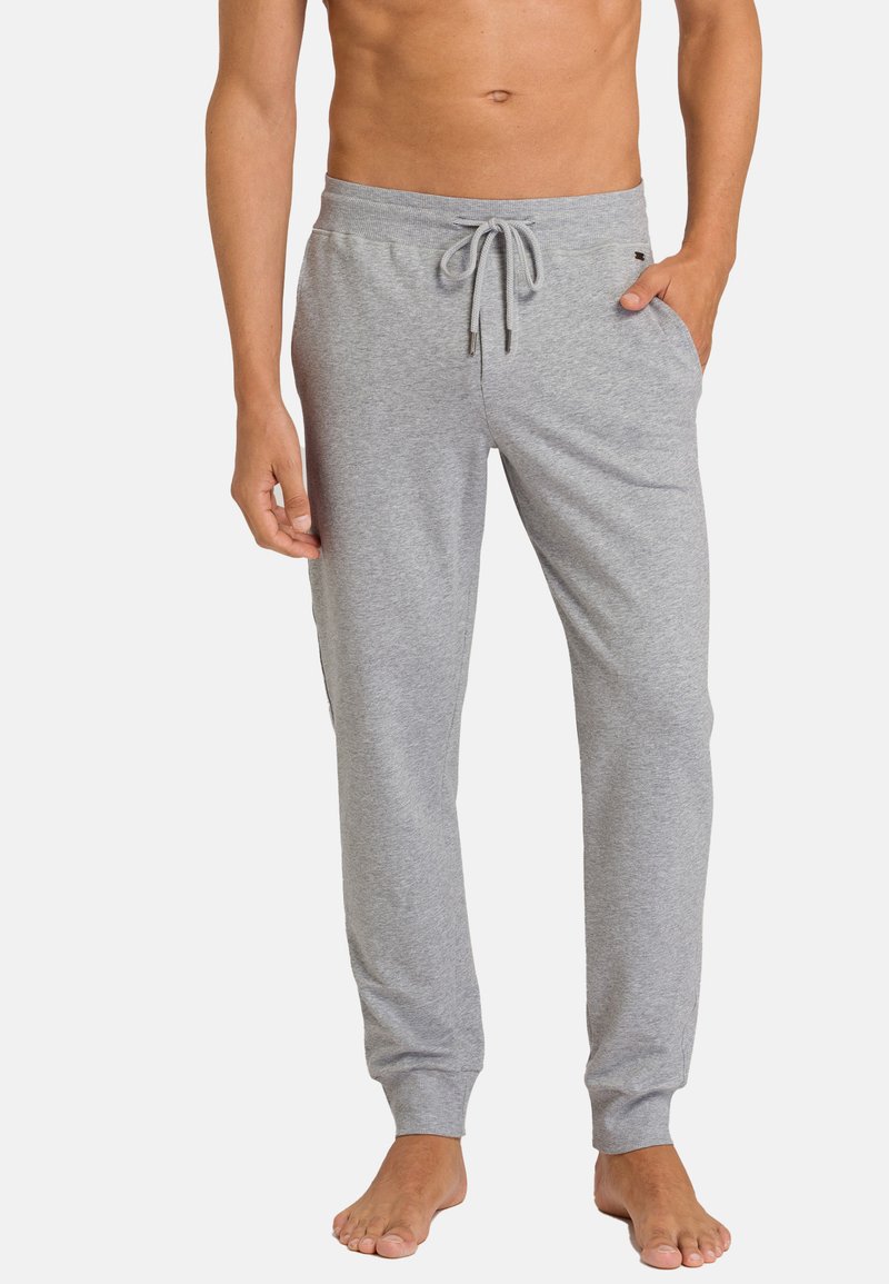 Grijze katoenen jogger broek met een elastische tailleband, trekkoordsluiting en zijzakken. De boorden zijn aansluitend.