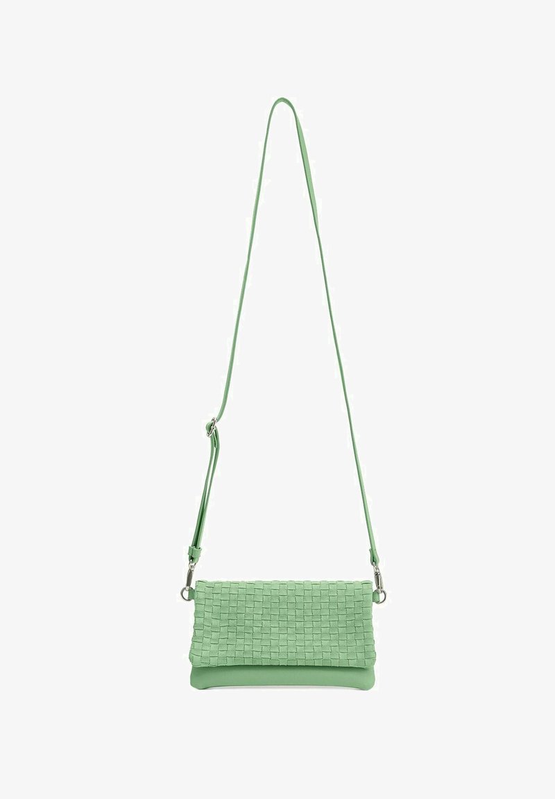 Borsa a tracolla in pelle intrecciata verde di forma rettangolare, con fondo piatto e tracolla regolabile. Texture liscia con una finitura elegante.