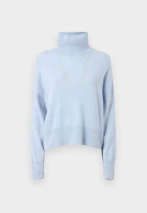 Svijetloplavi pulover s visokim ovratnikom izrađen od mekanog materijala, sa skraćenim dizajnom, dugim rukavima te rebrastim manžetama i rubom.