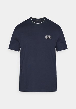 Granatowy bawełniany t-shirt z krótkimi rękawami, z okrągłym dekoltem i małym białym logo na lewej piersi, podkreślony białym kołnierzem.