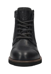 Botte chelsea en cuir noir avec de grosses lacets, bout rond, col rembourré et couture de semelle marron, présentée de face.