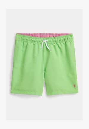 Short de bain vert clair avec taille élastique, cordon de serrage blanc, poches latérales, doublure intérieure rose et petit logo rose sur la jambe gauche.