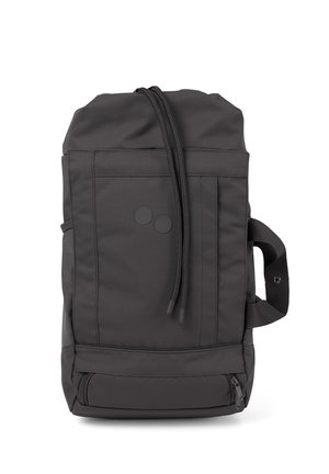 Schwarzer rechteckiger Rucksack mit Fronttasche, Kordelzugverschluss, seitlichem Griff und Reißverschlussfach am Boden.