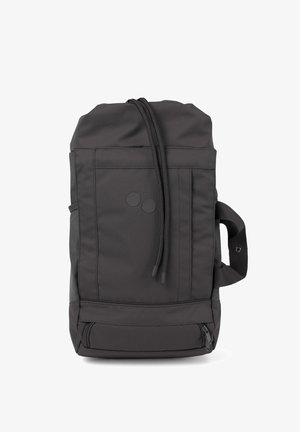 Schwarzer rechteckiger Rucksack mit Fronttasche, Kordelzugverschluss, seitlichem Griff und Reißverschlussfach am Boden.