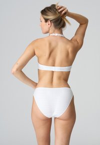 Conjunto de bikini blanco con tejido texturizado, que incluye un top bandeau con cierre de gancho y una parte inferior de cintura alta. Patrón simple, sin adornos.