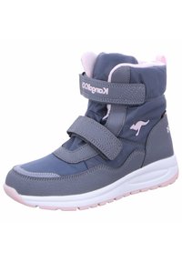 Botte imperméable grise avec deux sangles Velcro, doublure rose douce, tige synthétique texturée et semelle en caoutchouc blanche et rose.