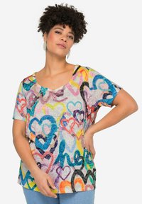 Korte mouwen, t-shirt met ronde hals in lichte stof met een meerkleurig hartpatroon in roze, blauw, geel en zwart tinten.