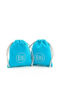 Dos bolsas drawstring turquesa hechas de tela suave, cada una con un logo circular blanco que dice "Elli by Julie & Grace."