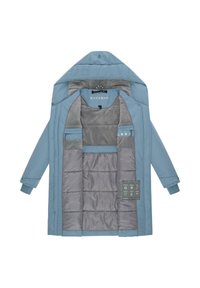 Chaqueta acolchada de color azul claro con capucha desmontable, cremallera frontal y botones a presión; forro gris con múltiples bolsillos interiores y etiquetas de cuidado.