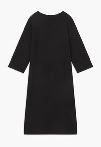 Mustapituinen pitkähihaisen midi-mekko, jossa on pyöreä pääntie, löysä istuvuus ja yksinkertainen muotoilu, esitetty valkoista taustaa vasten.