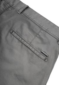 Grau farbige Stoffhosen mit glatter Textur, einer Gesäßtasche mit gesticktem Rand und einem kleinen metallischen Markenetikett.
