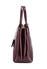 Bordeaux gepatineerde leren handtas met twee lange handvatten, een ritssluiting aan de bovenkant en een klein label eraan bevestigd. Gestructureerd ontwerp.