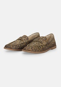 Leopardenmuster Slipper aus weichem Material, mit runder Spitze, Fransenakzenten und einer flachen Gummisohle. Farbgestaltung in Braun und Beige.