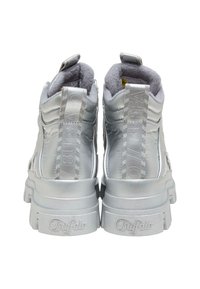 Paire de baskets montantes argentées à plateforme avec semelles épaisses et marquage "Buffalo" sur les languettes et le talon.
